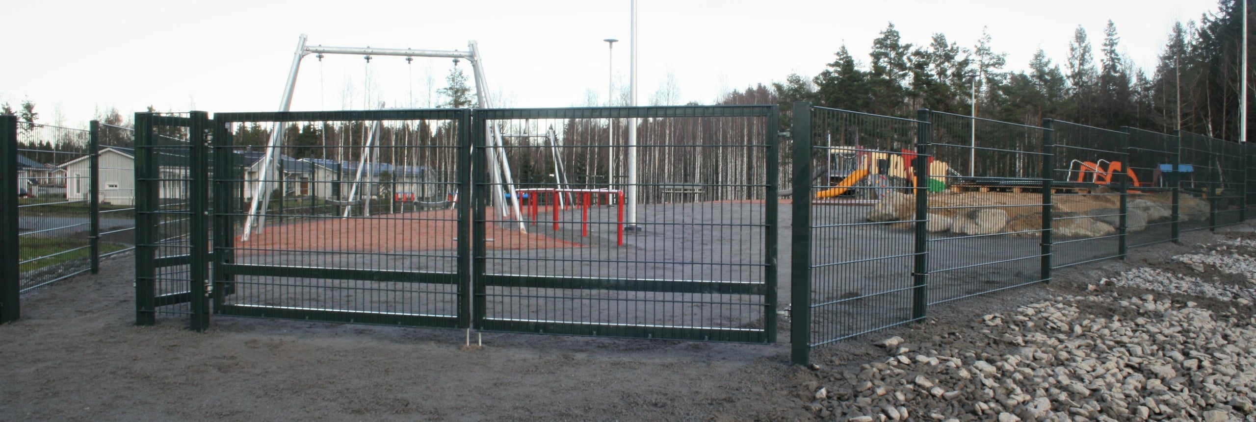 2d keevispaneelidest aed koos väravaga