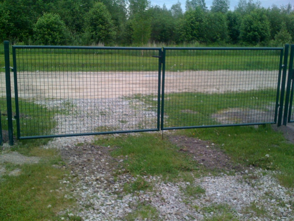 Autovärav tiibvärav laiusega 4m, ümarpostidega roheline RAL6005